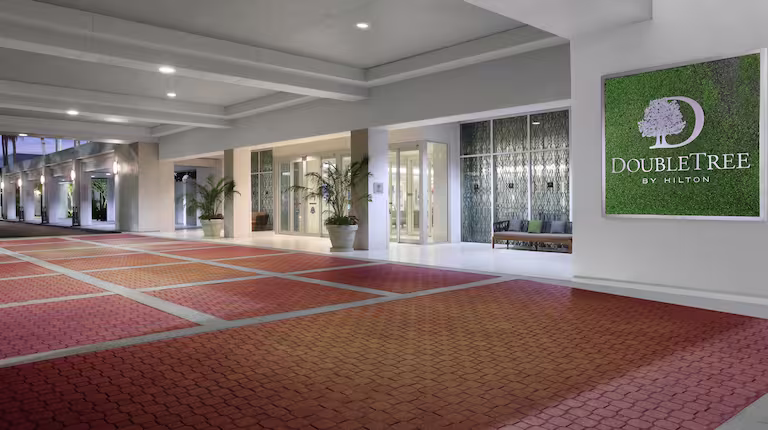 DoubleTree by Hilton Hotel at the Entrance to Universal Orlando